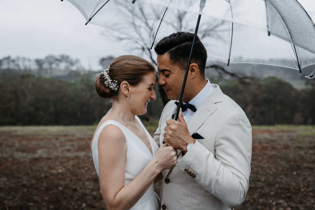 bride and groom in the rain in the hunter valley