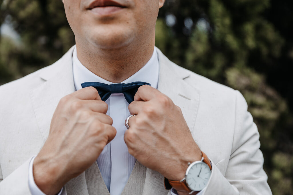 groom and his bow tie
