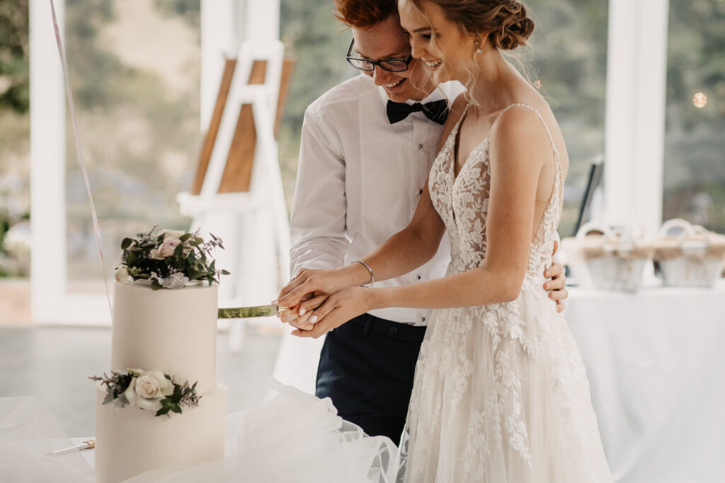 Husband and wife cutting the cake in Wagga Wagga