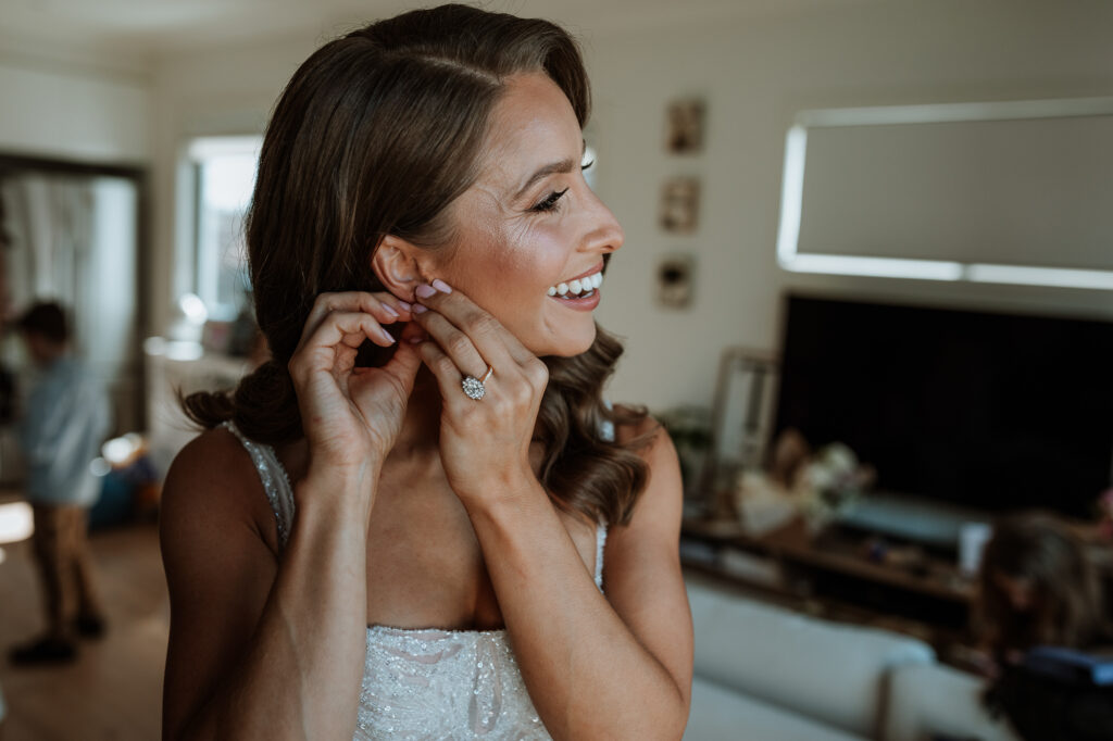 bride putting in her earrings