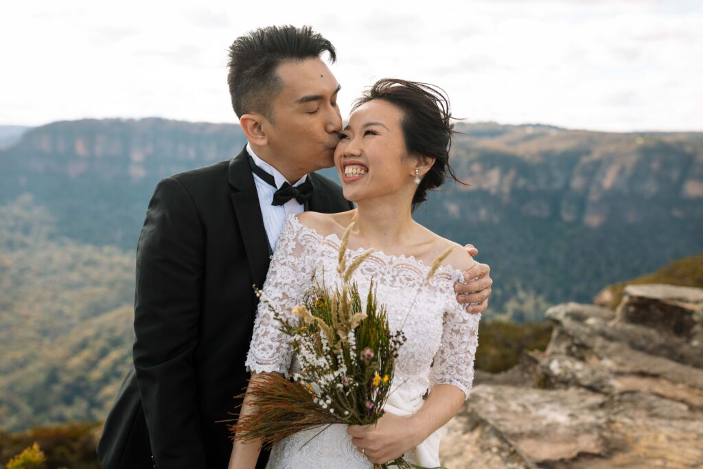 Engaged couple having an engagement session at the top of the blue mountains