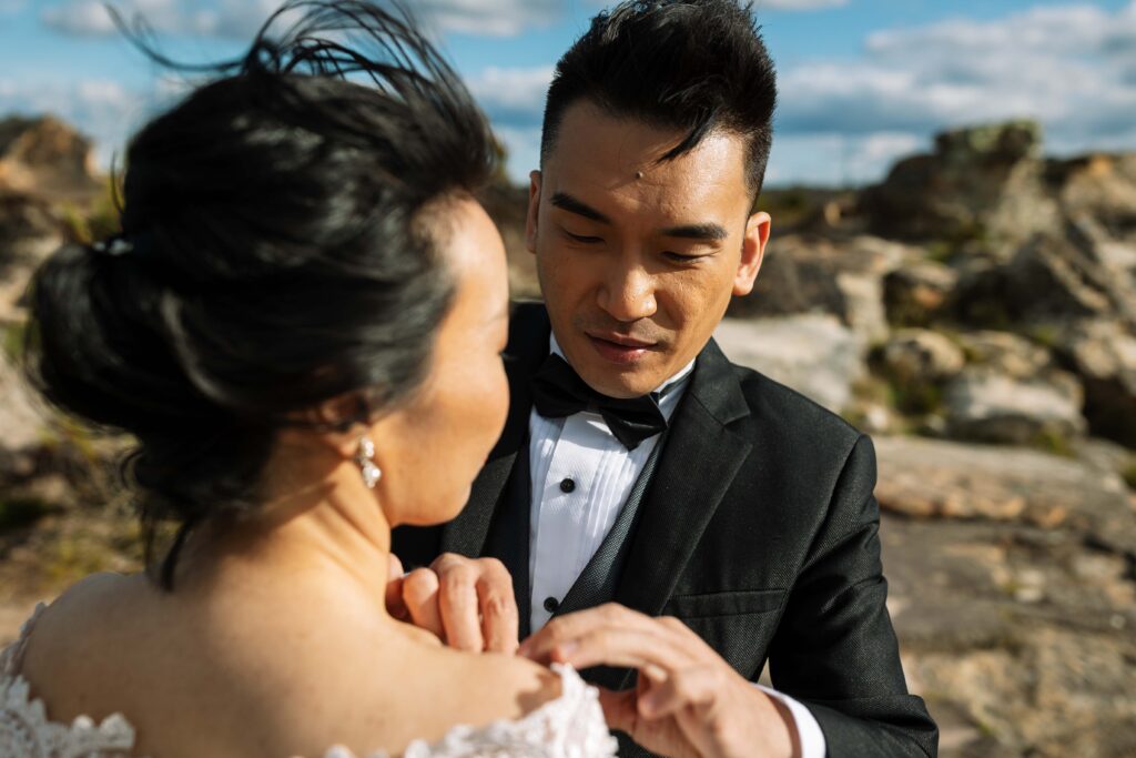 Engaged couple having an engagement session at the top of the blue mountains