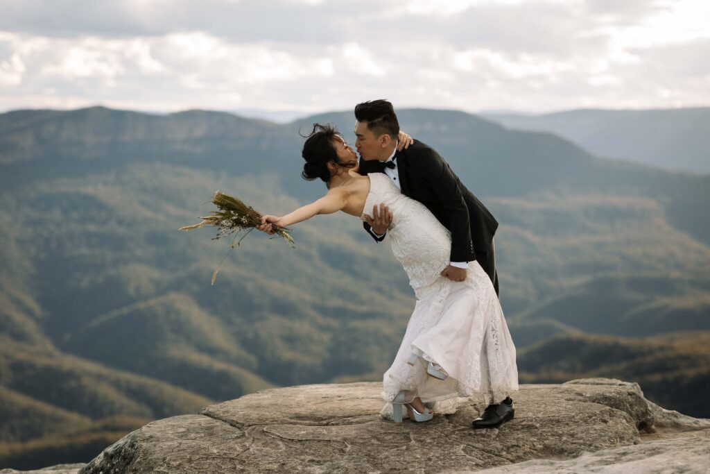Engaged couple having an engagement session at the top of the blue mountains