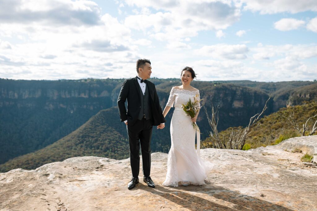 Engaged couple having an engagement session at the top of the blue mountains